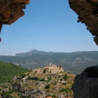 Découverte touristique aux alentours : les célèbres châteaux cathares